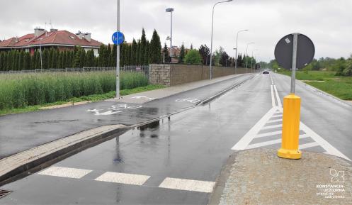 Droga asfaltowa, chodnik i ścieżka rowerowa. 