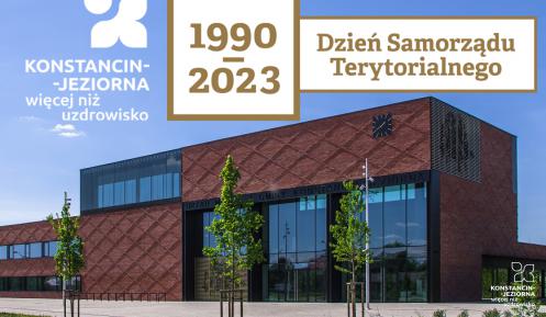 Zdjęcie z zewnatrz Urzędu Gminy Konstancin-Jeziorna, a na nim napis: 1990-2023, Dzień Samorządu Terytorialnego