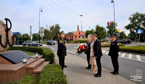 Władze gminy składają kwiaty przed pomnikiem kamieniu upamiętniającym poległych żołnierzy Samodzielnego Batalionu Narodowych Sił Zbrojnych Armii Krajowej