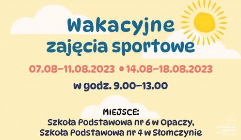 Grafika: żółte tło na nim dzieci grające w piłkę nożna i duży napis wakacyjne zajęcia sportowe