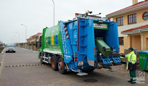 Śmieciarka odbiera odpady 