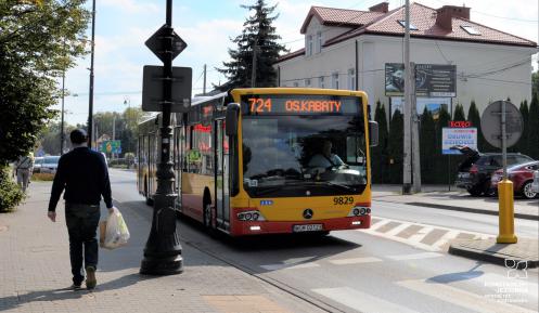 Żółto-czerwony autobus miejski linii 724