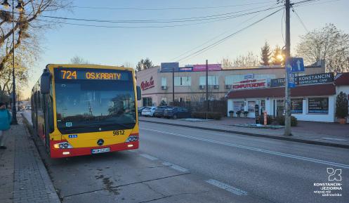Żółto-czerwony autobus linii 724.