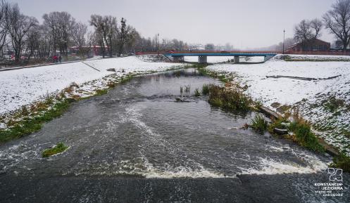 Rzeka Jeziorka płynaca obok Starej Papierni zimą.