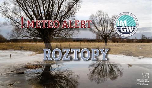 Na górze czerwony napis meteo alert poprzedzony wykrzyknikiem. Obok niego logo Instytutu Meteorologii i Gospodarki Wodnej - niebieski okrąg z białymi literami IMGW, poniżej szary napis roztopy. W tle widać pole z wysokimi drzewami i śnieg leżący na ziemi.s.  