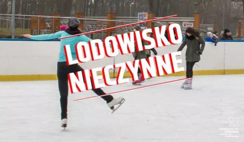 Park zdrojowy, ludzie w strojach zimowych jeżdżą na lodowisku,