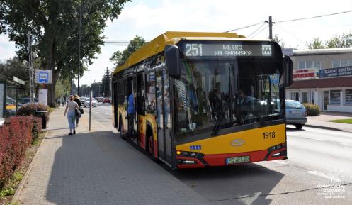 Czerwono-żólty autobus z wyświetlonym napisem: 251