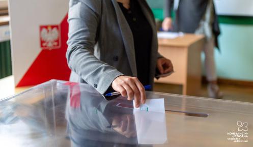 Osoba wrzucająca kartkę do urny do głosowania