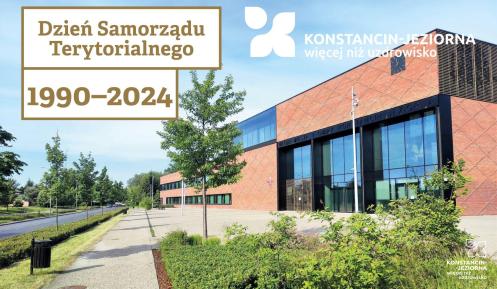 Napis Dzień Samorządu Terytorialnego 1990–2024 na tle budynku z czerwonej cegły