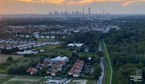 Widok z lotu ptaka na panoramę Warszawy