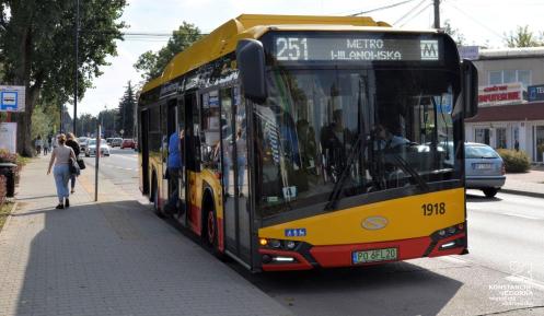 Czerwono-żólty autobus z wyświetlonym napisem: 251