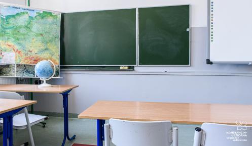 klasa szkolna w tle tablica i globus