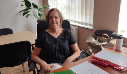 Zdjęcie przedstawia dwie młode kobiety siedzące naprzeciwko siebie na kanapie. Jedna jest psychoterapeutką i w rękach trzyma notes i długopis, druga jest pacjentką. 