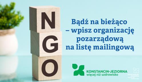Grafika wektorowa: Napis NGO ułożony z klocków drewnianych, obok napis: Bądź na bieżąco – wpisz organizację pozarządową na listę mailingową.