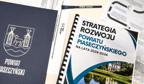 dokumenty urzędowe rozłożone na stole