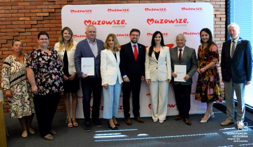 Zdjęcie grupowe po podisaniu umowy