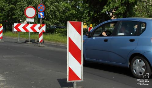 Samochód stoi na drodze z zakazem wjazdu