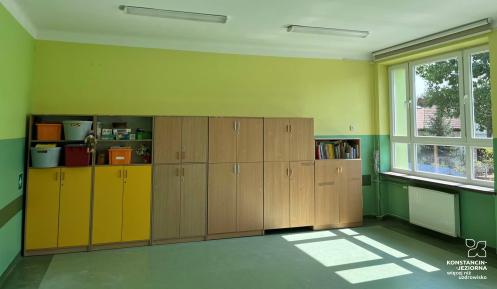 Sala lekcyjna z kolorowymi ścianami i oknami