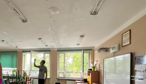 Sala lekcyjna zalana przez wodę
