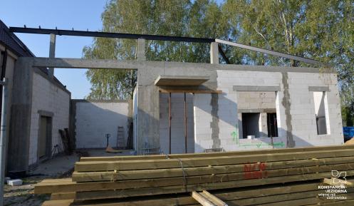 budynek w trakcie rozbudowy, częściowo wybudowane ściany
