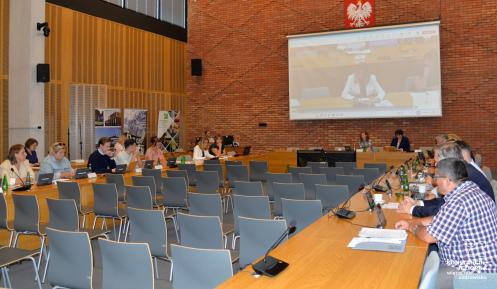 Sala posiedzeń w trakcie trwania sesji.