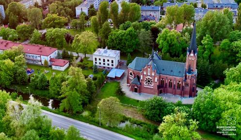 Widok na kosiół w zabudowie jednorodzinnej