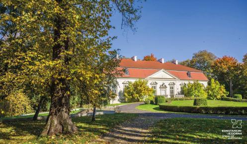 Pałac w Oborach jesienią