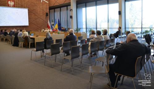 Sala posiedzeń, na której trwa spotkanie.