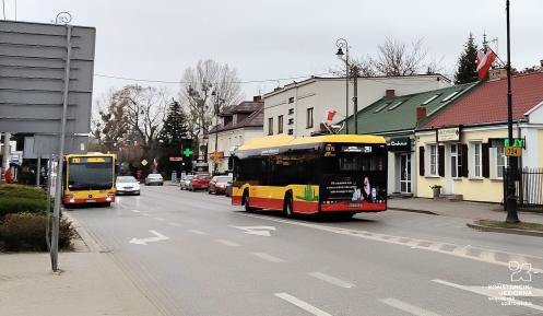 Czerwono-żólty autobus z wyświetlonym napisem: 251