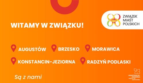 Na pomarańczowym tle widnieje napis: „Witamy w Związku!” oraz nazwy pięciu miast: Augustów, Brzesko, Morawica, Konstancin-Jeziorna i Radzyń Podlaski, które dołączyły do organizacji. W dolnej części grafiki widoczna jest liczba „373 miasta” symbolizująca łączną liczbę miast członkowskich Związku Miast Polskich. Po prawej stronie umieszczone jest logo Związku z kolorowym symbolem i napisem.