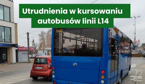 Tył niebieskiego autobusu linii L14 stojącego na ulicy obok czerwonego samochodu osobowego. Nad obrazem znajduje się zielony pasek z napisem: Utrudnienia w kursowaniu autobusów linii L14