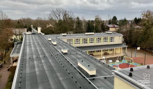  Widok na nowo zmodernizowany dach Szkoły Podstawowej nr 3 z izolacją termiczną, nowym pokryciem oraz zmodernizowaną instalacją odgromową.