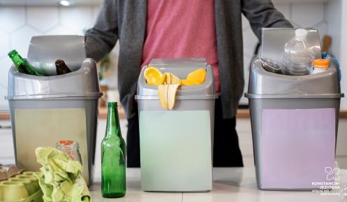 Osoba wykonująca selektywny recykling śmieci