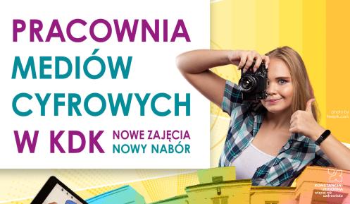 Plakat promujący pracownię mediów cyfrowych w Konstancińskim Domu Kultury, zawierający zdjęcie dziewczyny z aparatem, ilustrację cyfrową kota na tablecie oraz kolorowe, stylizowane tło budynku.