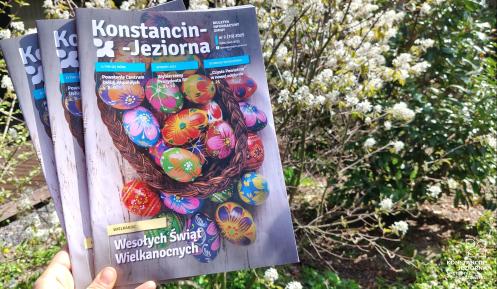 Biuletyn na tle kwitnącego drzewa