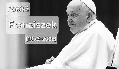 Czarno-białe zdjęcie starszego mężczyzny, papieża.
