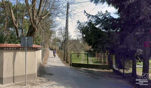 Droga asfaltowa na osiedlu domków jednorodzinnych.