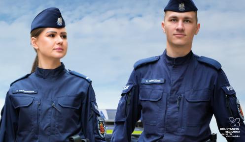 Plakat rekrutacyjny Komendy Stołecznej Policji przedstawiający dwójkę umundurowanych funkcjonariuszy z hasłem „Dołącz do najlepszych – REKRUTACJA – TY też możesz!” oraz informacjami kontaktowymi i kodem QR.