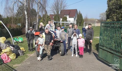 Grupa ludzi stoi obok siebie