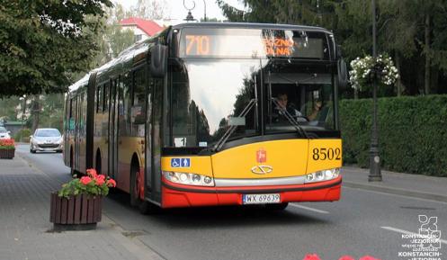Autobus linii 710 na ulicy.