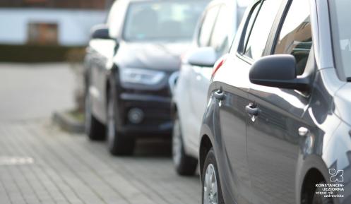Czarne samochody stojące na parkingu.