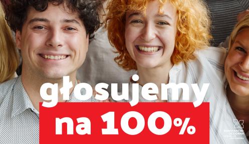 Grupa uśmiechniętych młodych ludzi pozuje razem, a na plakacie widnieje hasło „Głosujemy na 100%” oraz informacja o wyborach prezydenckich 1 czerwca.