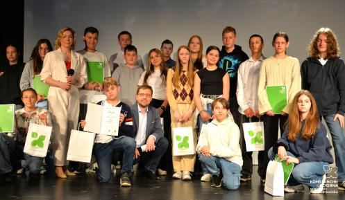Uczestnicy finału konkursu „Moja mała Ojczyzna” wraz z organizatorami i opiekunami podczas uroczystego wręczenia nagród na scenie Konstancińskiego Domu Kultury.