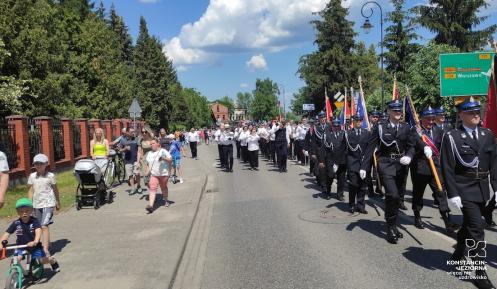 Orkiestra dęta idącą na czele parady