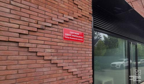 bok budynku z czerwonej cegły