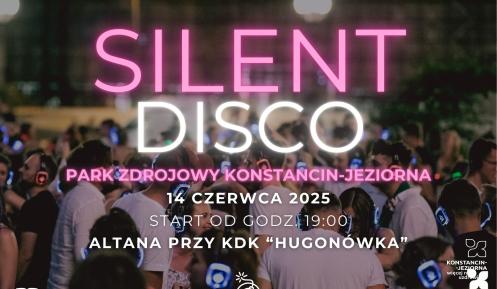 Grafika promująca wydarzenie „Silent Disco” w Parku Zdrojowym w Konstancinie-Jeziornie. W tle zdjęcie tłumu tańczących osób w słuchawkach z podświetlanymi na różne kolory nausznikami. Na pierwszym planie widoczne napisy: „SILENT DISCO”, „Park Zdrojowy Konstancin-Jeziorna”, „14 czerwca 2025, start od godz. 19:00, Altana przy KDK ‘Hugonówka’”. W dolnych rogach logotypy Konstancińskiego Domu Kultury i marki Konstancin-Jeziorna „więcej niż uzdrowisko”, pośrodku ikona słuchawek i napis „Silent Disco Party”.