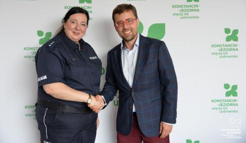 Kobieta i mężczyzna podają sobie ręce