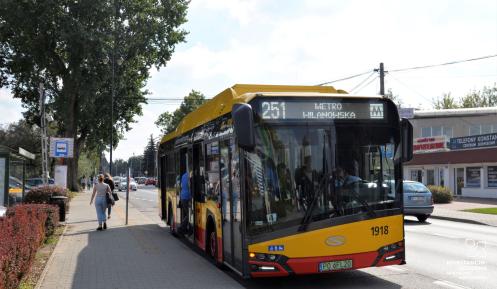 Czerwono-żólty autobus z wyświetlonym napisem: 251