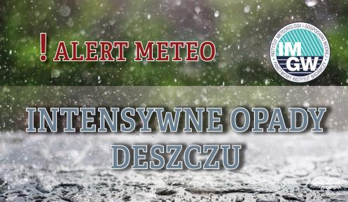 Intensywne opady deszczu. Na górze czerwony napis ! Alert meteo. W tle las i wzburzona tafla wody.