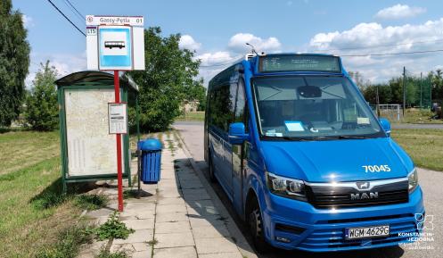 Autobus stoi na przystanku